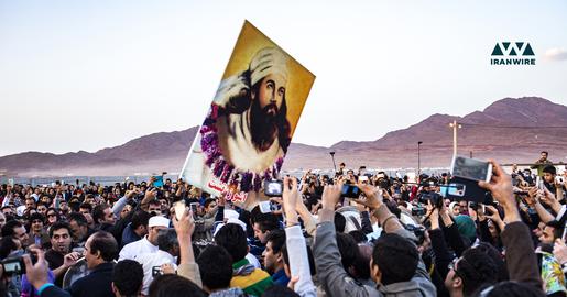 زرتشتیان یزد در حال حمل تصویر منسوب به زرتشت در جشن سده. عکس از ایران‌وایر
