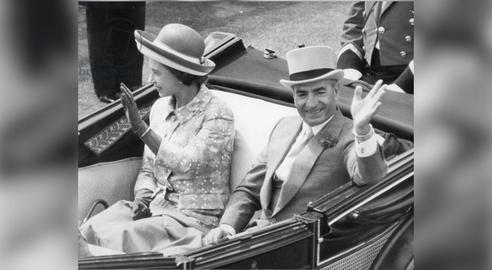 محمد رضا شاه پهلوی و ملکه الیزابت دوم در مسابقه اسب سواری اسکات در حومه لندن، ۱۹۷۱