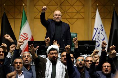 به نظر شارانسکی جمهوری اسلامی تهدیدی حیاتی برای اسراییل است (نمایندگان مجلس در حال شعار دادن مرگ بر اسراییل)