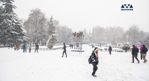 بارش برف شهر تهران را  یکشنبه ۲۵ دیماه سفید پوش کرد. عکس ایران وایر