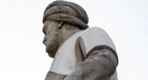 تداوم انتقادها از دورنگ شدن مجسمه فردوسی در تهران