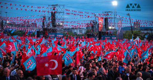 جمعیت حاضر در سخنرانی کمال قلیچدار اوغلو،‌ مهمترین رقیب اردوغان در انتخاب ریاست جمهوری ترکیه ۲۰۲۳. عکس اختصاصی از ایران‌وایر