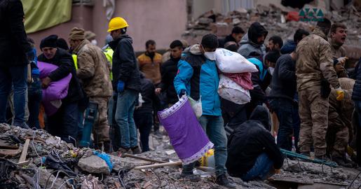 نیروهای امدادی و مردم در حال پخش وسایل کمکی پس از زلزله در ترکیه. عکس از ایران‌وایر