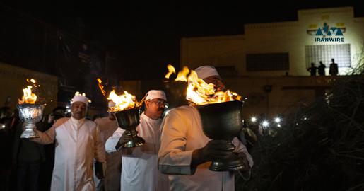 زرتشتیان یزد در حال حمل مشعل جهت برپا ساختن آتش مرکزی در جشن سده. عکس از ایران‌وایر