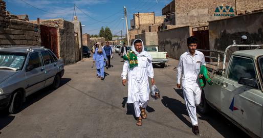 مردم زاهدان در حال حرکت به سمت مسجد مکی. عکس از سعید عرب‌زاده/ایران‌وایر