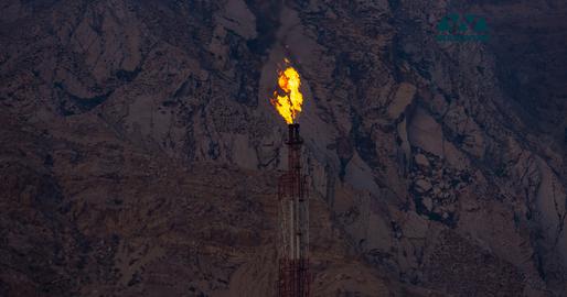 سوختن گازهای اضافه در پالایشگاه پارس جنوبی در عسلویه در جنوب ایران. عکس از ایران‌وایر
