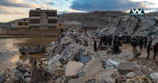 مردم و نیروهای امدادی در حال آواربرداری در زلزله سوریه. عکس از ایران‌وایر
