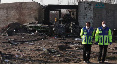 نیروهای امدادی در محل سقوط هواپیمای اوکراینی. عکس از ایران‌وایر