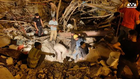 شهروندان آبادانی می‌گویند هنوز ده‌ها نفر در زیر زمین ساختمان فرو ریخته متروپل زیر آوار هستند که در صورت تخریب بنا دفن می‌شوند