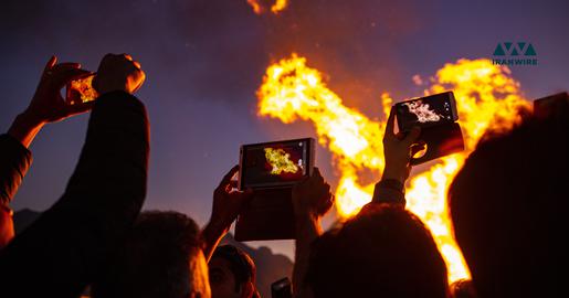 زرتشتیان یزد در حال عکس و فیلم گرفتن از آتش مرکزی در جشن سده. عکس از ایران‌وایر