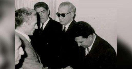 «به‌نظرم هیچ‌کس در اسراییل واقعا باور ندارد که بتوان رژیم را عوض کرد یا رضا پهلوی را برگرداند. بیشتر این است که می‌گویند: خب، با پدرش همکاری خوبی داشتیم، او هم حرف‌های مثبتی درباره رابطه ایران و اسراییل می‌زند. شاید در آینده بشود روی او حساب کرد.» | عکس: دیدار مئیر عزری (سفیر غیررسمی) اسراییل با شاه ایران در سال ۱۳۳۹