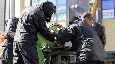 زندانی را از زندان کرمانشاه به بند ۷ زندان اوین منتقل کرده‌اند تا حکم قطع دستش را اجرا کنند