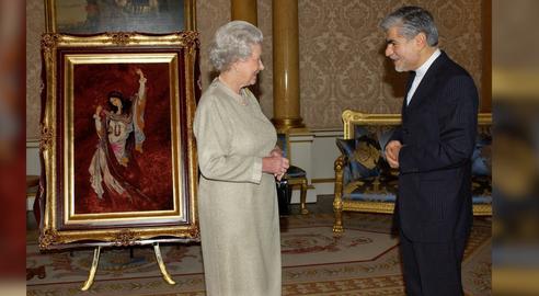 محمد حسین عادلی، سفیر ایران در بریتانیا در دیدار با ملکه الیزابت دوم، لندن، ۷ دسامبر ۲۰۰۴
