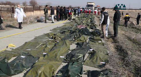 اجساد جمع آوری شده توسط نیروهای امدادی از محل سقوط هواپیمای اوکراینی. عکس از ایران‌وایر
