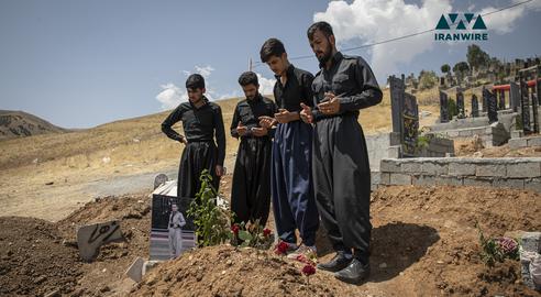 خانواده و اطرافیان فاخر بر مزار او دعا و زاری می‌کنند. فاخر مرد کرد جوانی که دو روز قبل در حال کولبری در مرزهای ایران و عراق بر اثر اصابت گلوگه ی پلیس به سرش از دنیا رفت.