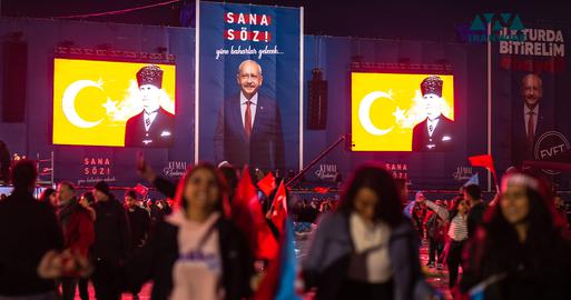 جمعیت حاضر در سخنرانی کمال قلیچدار اوغلو،‌ مهمترین رقیب اردوغان در انتخاب ریاست جمهوری ترکیه ۲۰۲۳. عکس اختصاصی از ایران‌وایر