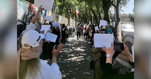 تجمع اول زنان فعال در تبریز با حدود ۱۰۰ نفر، بدون اعلامیه و بیانیه قبلی تشکیل شده بود. آن‌ها از دادن هر شعاری که ممکن بود از سوی حکومت تعبیر به «شعار سیاسی» شود، خودداری و با تمرکز بر نجات دریاچه ارومیه، مطالبات خود را مطرح کرده بودند.