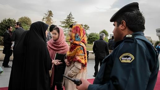 شیوه جدید ماموران گشت ارشاد؛ تهدید زنان با دوربین روی لباس‌