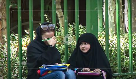 این فیلم، مصداق بارز نقض حقوق کودکان در ایران است. به بازی گرفتن یک کودک شش ساله، انتشار تصویر و وادار کردن او به تکرار جملاتی دردناک، پوشاندن دختر‌بچه شش ساله با چادر مشکی و خوراندن ارزش‌های مذهبی به او، همگی نقض حقوق کودک محسوب می‌شود