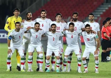 هیچ یک از بازیکنان تیم فوتبال ایران در آغاز دیدار با انگلیس، سرود جمهوری اسلامی را همخوانی نکردند. تیم فوتبال با ترکیب   بیرانوند، صادق محرمی، مرتضی پورعلی‌گنجی، سیدمجید حسینی، میلاد محمدی، روزبه چشمی، علی کریمی، احسان حاج‌صفی، احمد نورالهی، علیرضا جهانبخش و مهدی طارمی مقابل تیم ملی انگلیس قرار گرفته است.