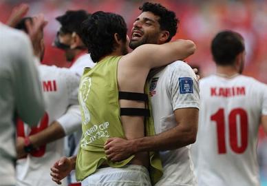 بازیکنان تیم فوتبال ایران در زمان آغاز مسابقه، سرود جمهوری اسلامی را همخوانی کردند.