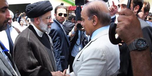 Iranian President Ebrahim Raisi (left) and Pakistani Prime Minister Shahbaz Sharif inaugurated a border market in the Pakistani village of Pashin on May 18