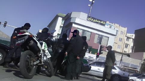 نکته در مورد مسجد -نمازخانه سنی‌ها در پونک- این بود که چند روز قبل از مهرو‌موم کردن آن از سوی نیروهای شهرداری و امنیتی، امام جمعه سنی زاهدان، مولوی عبدالحمید که به تهران سفر کرده بود، قصد برگزاری نماز در آن را داشت، اما از رفتن به آن محل منع شده بود