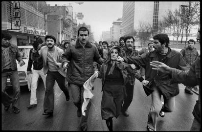 شهرت او در بین ایرانیان، بیشتر به دلیل عکس‌های کم‌نظیرش از دوران انقلاب است که با دوربین خود تاریخ را ثبت کرد