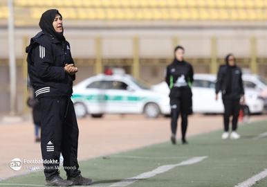 برخی از بازیکنان فوتبال و فوتسال زنان ایران از «مهناز امیرشقاقی»، از مربیان فوتسال و فوتبال زنان به عنوان معمار سرکوب و ایجاد محدودیت علیه رنگین کمانی‌ها در فوتبال زنان نام می‌برند.