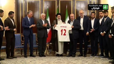 کارلوس کی‌روش ساعاتی پیش از سفر به قطر، همراه با برخی از بازیکنان تیم فوتبال به دیدار «ابراهیم رئیسی» رفت و از او بابت دعوت شدن به دفتر ریاست جمهوری تشکر کرد. او از عبارت «خانه مردم ایران» برای دفتر ابراهیم رئیسی استفاده کرده بود.