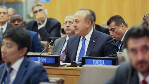 وزیر خارجه ترکیه: پوشیدن یا برداشتن حجاب یک حق برابر است