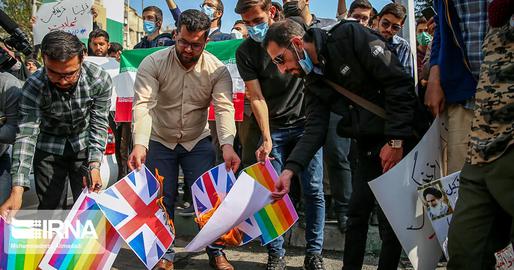 پیش‌تر نیز در روز ۵آبان۱۴۰۱،‌ گروهی از بسیجیان و حامیان حکومت، پرچم جامعه رنگین‌کمانی را مقابل سفارت بریتانیا آتش زده بودند