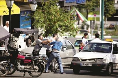به دنبال انتشار گزارش‌ها از بالا بودن میزان نزاع‌های خیابانی در تهران و خشونت در فضاهای عمومی، بسیاری از کارشناسان ریشه آن را در تصمیم‌ها و اقدامات حکومت می‌دانند