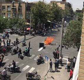 «امشب دیر رفتیم و نشد زیاد بمانیم. بدجوری می‌زدند. چهارراه تیرانداز وحشتناک پر از مامور بود. جالب این که لباس‌شخصی‌ها خلاف همیشه که موتور سنگین داشتند، با موتور هوندا سی‌جی خودشان آمده بودند.