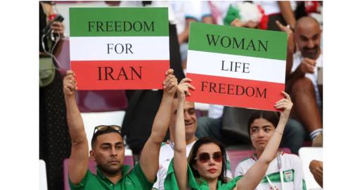 تصویری از تماشاگران ایرانی حاضر در ورزشگاه که شعارهای «آزادی برای ایران» و «زن، زندگی، آزادی» را با خود به ورزشگاه آورده بودند مورد توجه رسانه‌های جهان قرار گرفت.