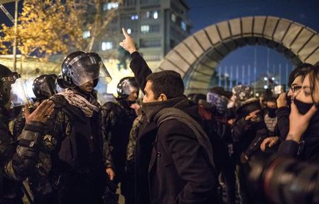 دانشگاه‌های ایران ملتهب، دانشجویان معترض، ماموران در حال سرکوب