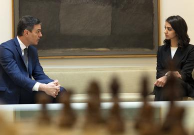 Spanish PM Meets “Inspiring” Woman Chess Player Who Defected Iran