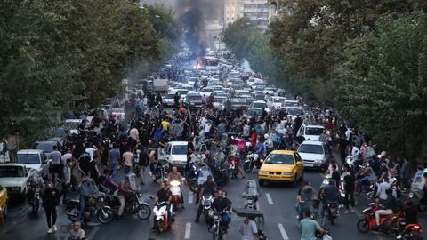 «مهسا ۲» می‌گفت از وقتی شایعه تجاوز به زنان بازداشتی منتشر شده است، از رفتن به تجمع‌ها ترس دارد. ولی به قول خودش، از رو نرفته است و فکر می‌کند چاره دیگری جز مبارزه نیست.