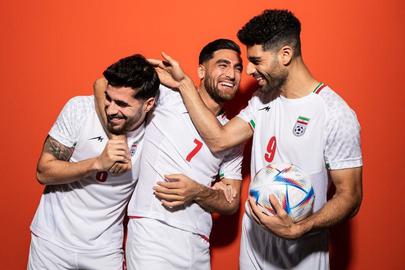 تنها دو روز به آغاز جام جهانی باقی مانده است. تصاویر برخی بازیکنان تیم ملی فوتبال ایران با لبخند و ژست‌های شاد در میان اندوه و خشم معترضان بسیاری از شهروندان ایرانی را شوکه کرده و واکنش کاربران فضای مجازی را در بر داشته است.