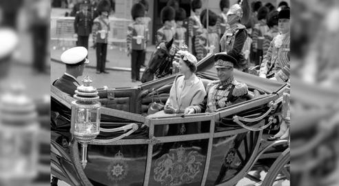 محمد رضا شاه پهلوی در دیدار با ملکه الیزابت دوم و همسرش پرنس فیلیپ، لندن، ۵ می ۱۹۵۹