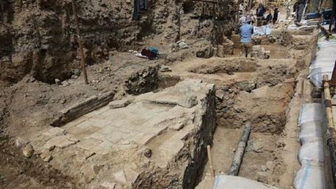 در نخستین ساعات ۲۰ تیر امسال ۳ دستگاه بیل مکانیکی به همراه بیش از ۲۰ کامیون برای خاک‌برداری مشغول عملیات حفاری و خاک‌برداری از محدوده مقابل مسجد کمرزرین اصفهان واقع در تقاطع بلوارهای ولیعصر و عبدالرزاق با بلوار مجلسی در جنوب مسجد عتیق اصفهان در میدان امام علی شدند.