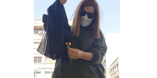 زنان و دختران ایرانی در خیابان‌ها حجاب از سر برداشتند