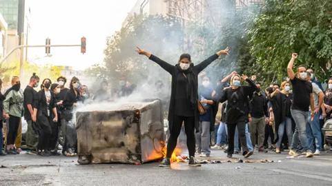 عباس میلانی با تاکید بر این‌که اعتراضات کنونی در ایران، حتما یک حرکت انقلابی است، به ایران‌وایر می‌گوید:«گاهی حرکت‌های انقلابی به انقلاب می‌انجامند و گاهی به شکل موقت سرکوب می‌شوند و متوقف می‌شوند. ولی در این‌که این یک حرکت انقلابی است، به نظر من شکی نیست.»
