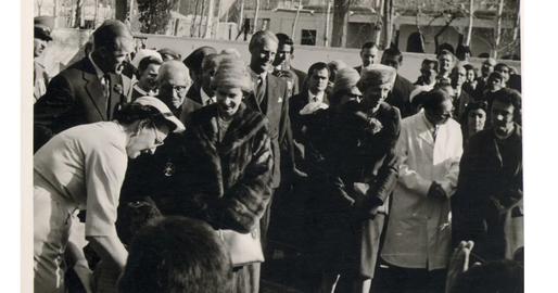 دیدار ملکه الیزابت دوم و محمد رضا شاه پهلوی از مدرسه کودکان نابینا، اصفهان، مارس ۱۹۶۱