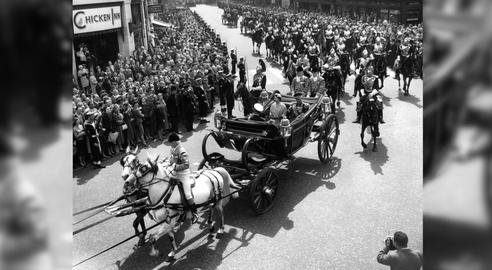 استقبال مردم لندن از محمد رضا شاه پهلوی و ملکه الیزابت دوم، لندن، ۵ می ۱۹۵۹