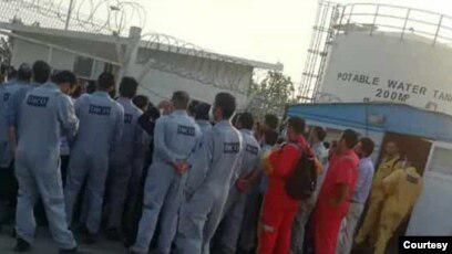 گروه‌های مختلفی از کارگران پیمانی صنعت نفت روز ۲۱ مهر ۱۴۰۱ در سایت‌های یک پتروشیمی بوشهر و فاز ۱۴ و در جاده منتهی به کمپ کنسرسیوم اقدام به برگزاری تجمع کردند.