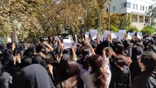 ادامه اعتراضات دانشجویی؛ نیروهای امنیتی دانشگاه پزشکی زاهدان را محاصره کردند