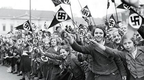 کودکان آلمانی آموزش دیدند تا به هیتلر وفادار بمانند و متعهد شوند که در آینده، مانند سربازان، به ملت و پیشوای خود خدمت کنند.