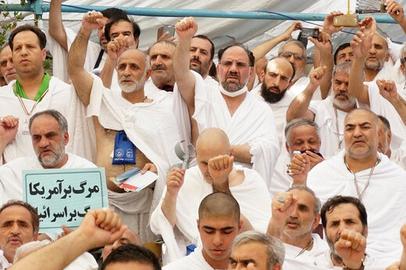 بر اساس مقررات دولت عربستان سعودی در برگزاری مناسک حج انجام «فعالیت‌های سیاسی» از جمله «در دست گرفتن هرگونه عکس، کتاب، پرچم، پلاکارد یا بروشور سیاسی توسط حجاج» ممنوع است.
