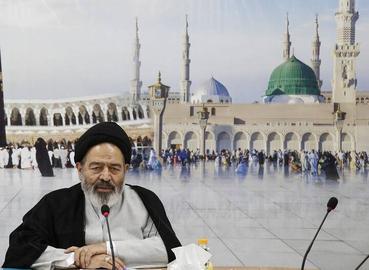 نمایندۀ رهبر جمهوری اسلامی در سازمان حج و زیارت می‌گوید یکی از محدودیت‌های جدید دولت عربستان برای زائران ایرانی، «رصد شبکه‌های اجتماعی آ‌ن‌ها با استفاده از هوش مصنوعی» است.